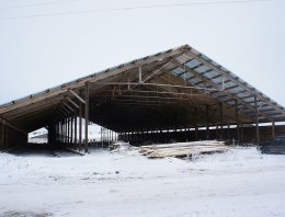  Здания на металлодеревянном каркасе из сэндвич-панелей, построенная компанией Альянс -  Здания на металлодеревянном каркасе, Родильное отделение для крупнорогатого скота на 200 голов.